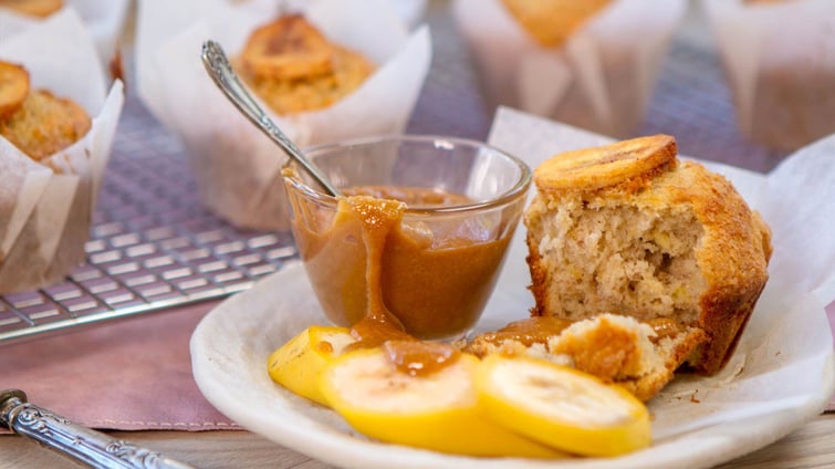 Banana muffins with caramel sauce