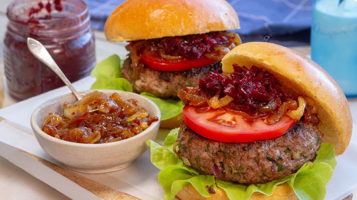 Beef burger with caramelised onion